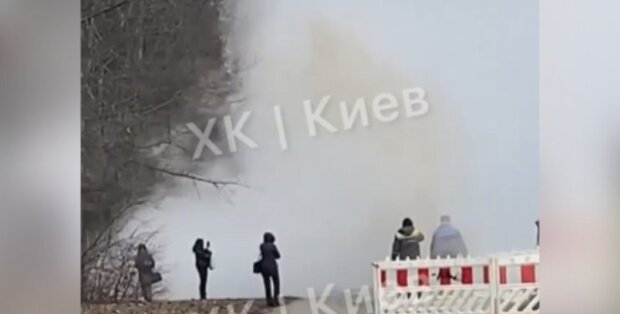 У Києві на Іподромі з-під землі прорвало фонтан окропу (відео)