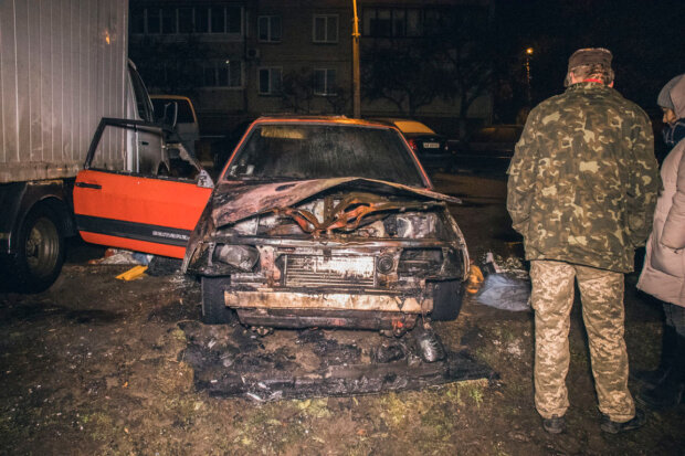 На Троєщині згоріла автівка, в якій декілька років мешкав чоловік