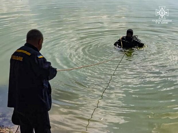 У Києві рятувальники дістали з річки тіло, особа чоловіка встановлюється, — ДСНС