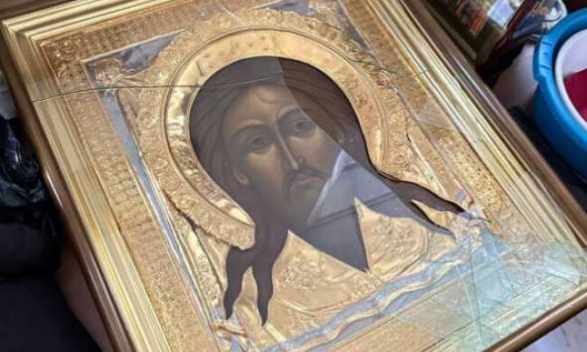 У Києво-Печерській Лаврі в храмі УПЦ (МП) чоловік каменем розбив ікону Спасителя