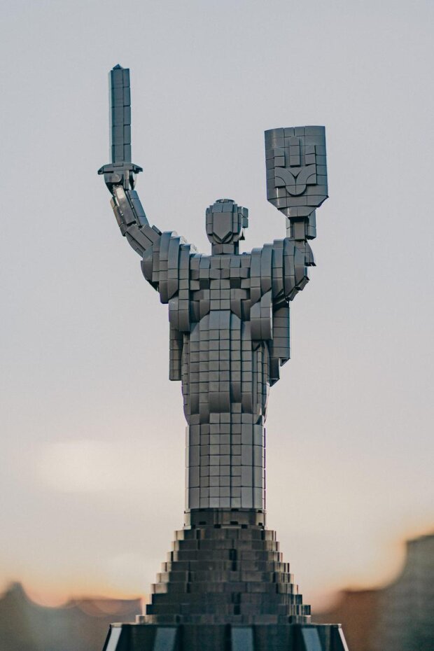 Столичний монумент "Батьківщина-мати" створили з LEGO — UNITED24 створили ініціативу