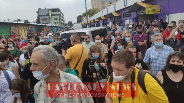 Не вірять владі: на книжковому ринку Петрівка протестують проти його зносу (відео)