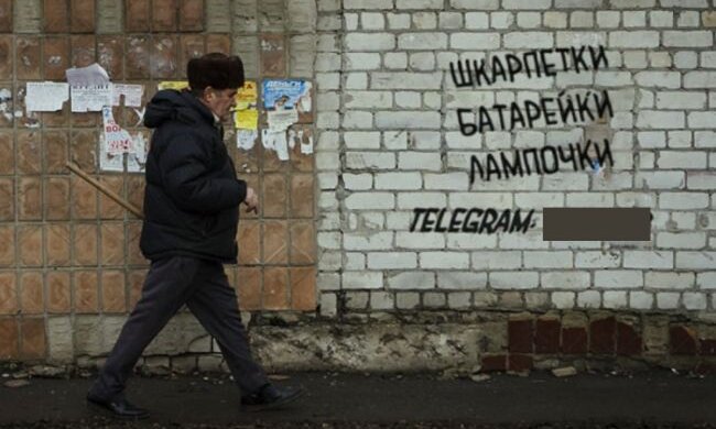 Шкарпетки під забороною: українці висміяли несподівані обмеження кумедними фотожабами