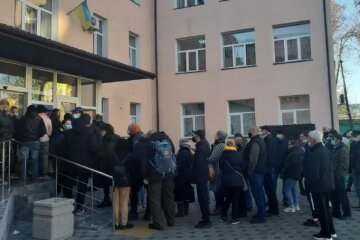 Останній день перед локдауном. Кияни “атакують” пункти вакцинації (відео)