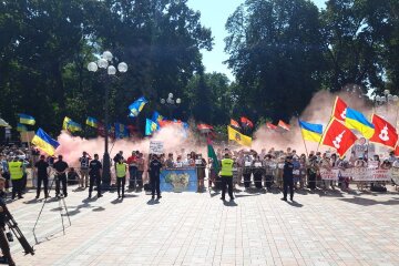 Якщо не почують, запалимо по всій країні: під Радою склали багаття і палять фаєри (відео)