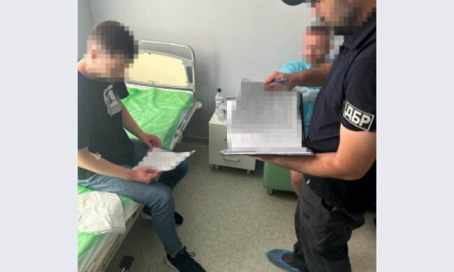 Підроблював документи про непридатність до військової служби - керівникові ВЛК у Києві повідомили про підозру