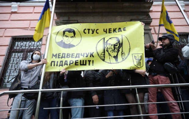 Біля суду, де призначали запобіжний захід Медведчуку, сталася бійка