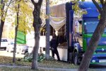 На Оболоні чоловік повикидав з вантажівки гнилі кавуни прямо на узбіччя