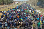 Жителі Енергодара з прапорами України стали щільною стіною на захист міста