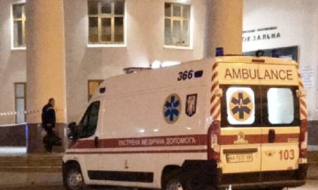 Біля київського вокзалу померла людина