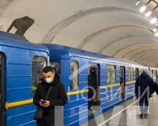 НП в метро Києва: подробиці падіння дівчини на рейки. Відео
