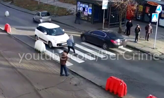У Києві на Березняках водій збив жінку на переході (відео)