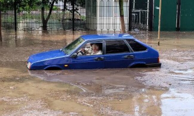 У столиці ллє, як з відра: машини пливуть