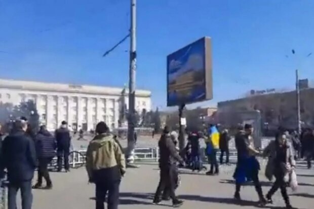 У Херсоні окупанти розстріляли людей на мирному мітингу (відео)