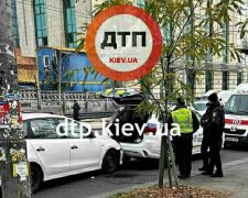 У Києві Hyundai на швидкості врізався в автомобіль поліції