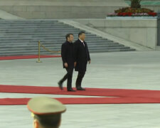 Сі Цзіньпін офіційно зустрів Макрона в Пекіні: говоритимуть про “розбудову миру” (відео)