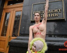 У Києві активістка Femen оголила груди, вимагаючи скасувати військовий облік для жінок