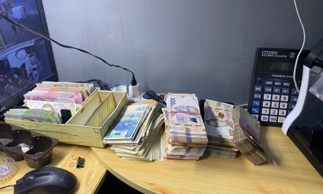 Псевдообмінники, що продавали фальшиві долари — правоохоронці столиці викрили групу шахраїв