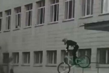У Києві підліток зістрибнув на велосипеді з даху ґанку школи (відео)