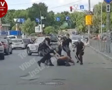 У Києві напівголий чоловік кидався з ножем на поліцейських (ВІДЕО)