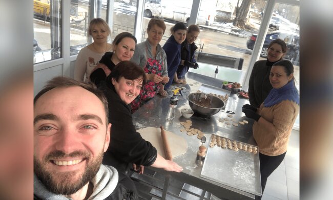 Свято по-волонтерськи: Жінки організували процес з виробництва напівфабрикатів