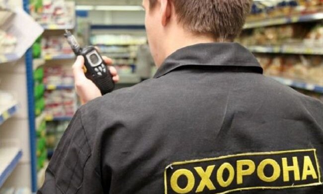 У київському супермаркеті охоронець допоміг злодію обікрасти покупця (відео)