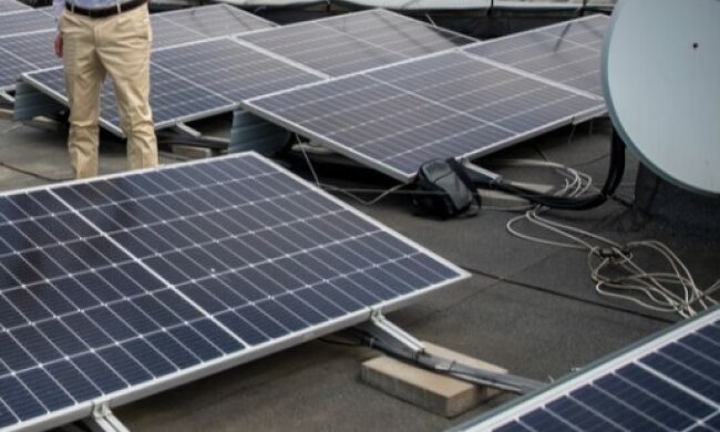 Місто компенсує 75% вартості - мер прогулявся дахом будинку з сонячними панелями і закликав долучатись киян