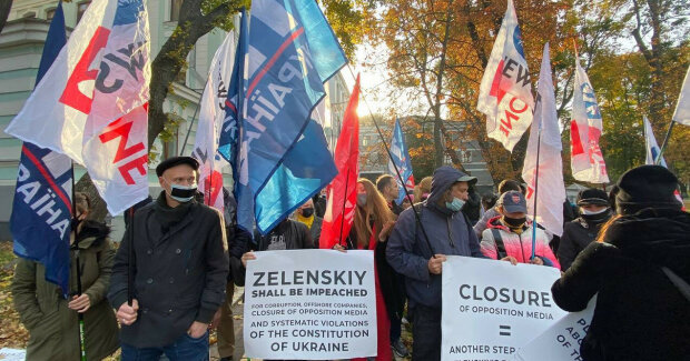 У Києві протестують співробітники закритих телеканалів Медведчука