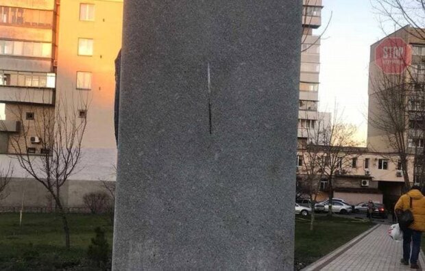 У Києві вандали пошкодили пам’ятник Герою України Шаповалу