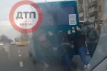 У Києві пасажирам довелося штовхати маршрутку (відео)