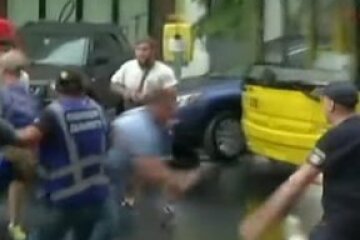 Тітушки напали на автомобіль Порошенка