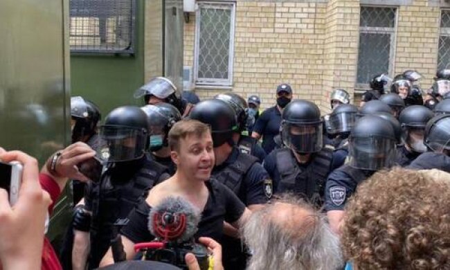 Під судом, де вирішують долю Стерненка, поліція побила депутата Голосу