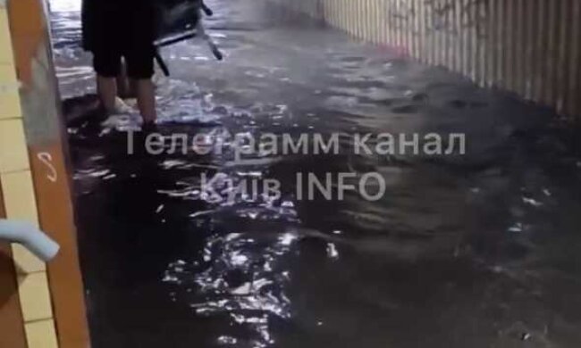 Вода прибуває — реакція киян на те, як під час зливи “наповнює” підземний перехід брудною водою