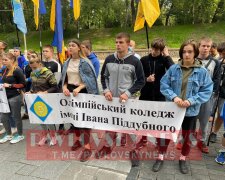 Не дамо перетворити Україну в лукашенківську Білорусь: під Кабмін вийшли побиті студенти коледжу Піддубного