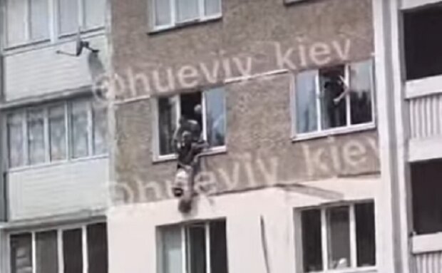 У Києві дівчина намагалася викинутися з вікна, але була врятована копами (відео)