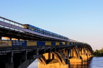 Витратять понад ₴2 млрд — "Київавтодор" оголосив тендер на протиаварійні роботи на мосту Метро