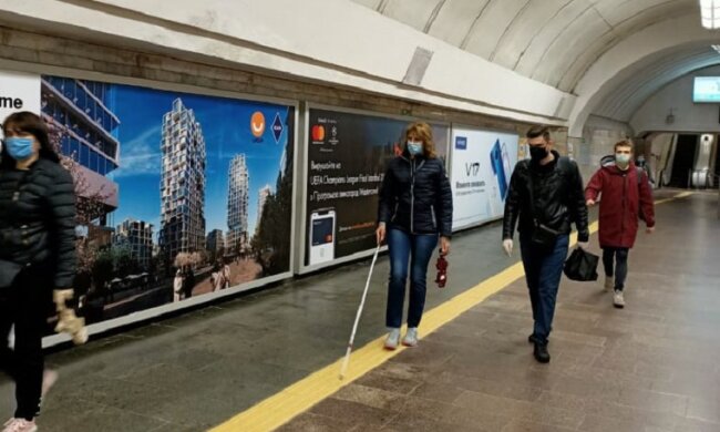 В метро Києва тестували тактильні смуги для маломобільних категорій пасажирів