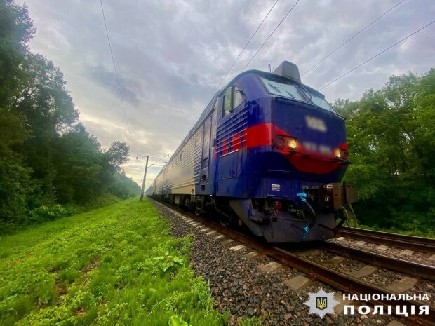 На Київщині пасажирський потяг збив 13-річну дівчину