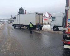 На Київщині патрульні допомогли чоловіку витягти вантажівку із снігової пастки