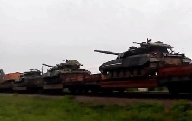 Поїзд із танками Т-54 часів СРСР перекинули на захід Росії – Conflict Intelligence Team (відео)