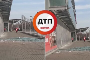 Весь тротуар у скалках: зі ТЦ на Перова впала скляна панель