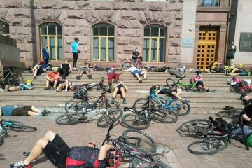 Під КМДА у центрі Києва лежать велосипедисти