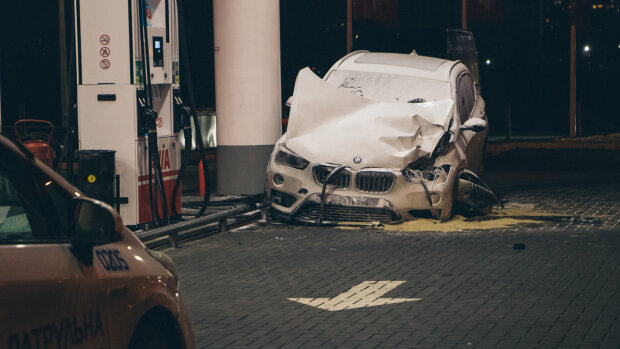 На Позняках BMW протаранив бензовоз та мало не став причиною пожежі на АЗС