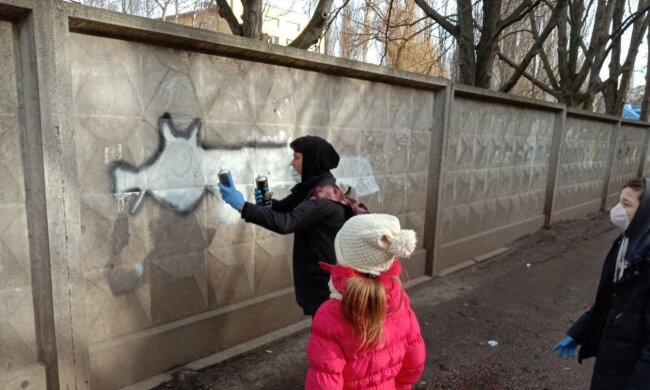 Столичні школярі замалювали рекламу наркотиків графіті (фото)