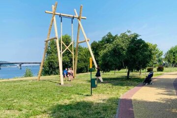 У Києві встановили другу велетенську гойдалку, яка приваблює мешканців та гостей оригінальністю