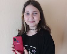 Українські воїни повернули 10-річній дівчинці смартфон, який забрали окупанти у Тростянці