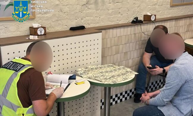 У Києві викрили шахрайську схему, за якою обіцяли допомогти у вирішенні проблем з ВЛК