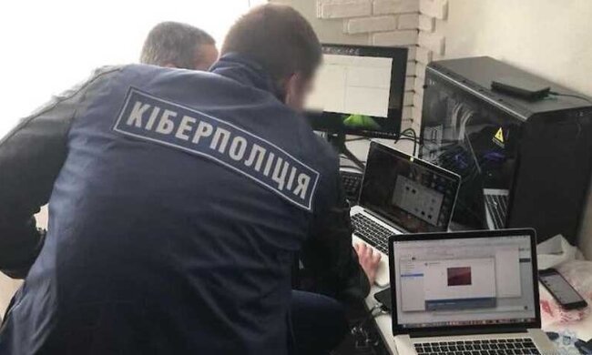 Поліцейські, що купували порнофото в блогерки, втретє не змогли завершити розслідування злочину
