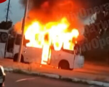 На столичній Троєщині поблизу кладовища спалахнула маршрутка з пасажирами (відео)