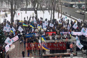 У Києві під Радою проходить черговий мітинг антивакцинаторів (відео)